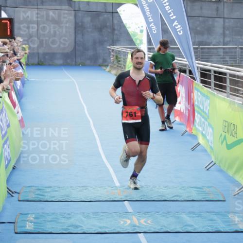 10.08.2025 - GEWOBA Citytriathlon Bremen H.Heesch http://msf.ph/oto/8553172 10.08.2025 13:55:01 Ziel 619, 761 meine-sportfotos.de