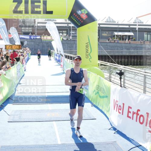 10.08.2025 - GEWOBA Citytriathlon Bremen H.Heesch http://msf.ph/oto/8553185 10.08.2025 15:10:45 Ziel 17, 261, 304 meine-sportfotos.de