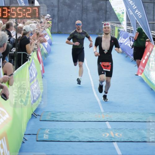 10.08.2025 - GEWOBA Citytriathlon Bremen H.Heesch http://msf.ph/oto/8553186 10.08.2025 13:55:31 Ziel 579, 694 meine-sportfotos.de