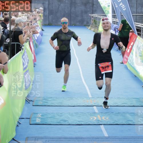 10.08.2025 - GEWOBA Citytriathlon Bremen H.Heesch http://msf.ph/oto/8553190 10.08.2025 13:55:31 Ziel 579, 694 meine-sportfotos.de