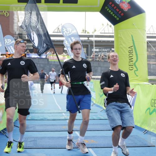 10.08.2025 - GEWOBA Citytriathlon Bremen H.Heesch http://msf.ph/oto/8553215 10.08.2025 13:55:49 Ziel 1020, 1022 meine-sportfotos.de