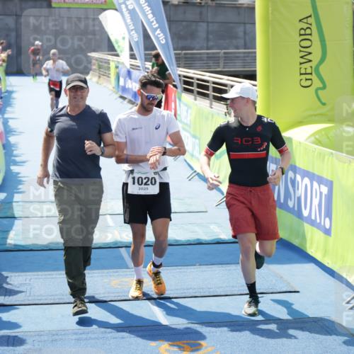 10.08.2025 - GEWOBA Citytriathlon Bremen H.Heesch http://msf.ph/oto/8553226 10.08.2025 13:55:54 Ziel 669, 1020, 1022 meine-sportfotos.de