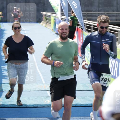 10.08.2025 - GEWOBA Citytriathlon Bremen H.Heesch http://msf.ph/oto/8553242 10.08.2025 13:56:18 Ziel 572, 1010 meine-sportfotos.de