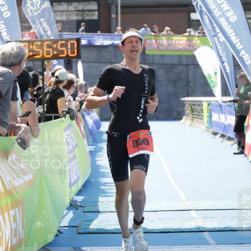 10.08.2025 - GEWOBA Citytriathlon Bremen H.Heesch http://msf.ph/oto/8553281 10.08.2025 13:56:53 Ziel 890 meine-sportfotos.de