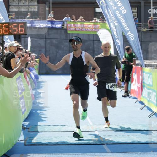 10.08.2025 - GEWOBA Citytriathlon Bremen H.Heesch http://msf.ph/oto/8553287 10.08.2025 13:57:00 Ziel 819, 890, 1006 meine-sportfotos.de
