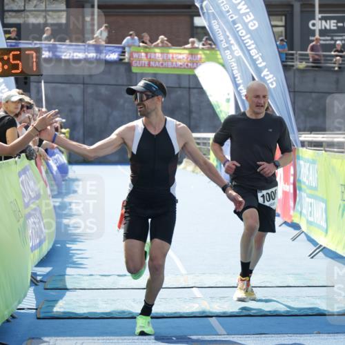 10.08.2025 - GEWOBA Citytriathlon Bremen H.Heesch http://msf.ph/oto/8553290 10.08.2025 13:57:00 Ziel 819, 890, 1006 meine-sportfotos.de