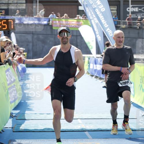 10.08.2025 - GEWOBA Citytriathlon Bremen H.Heesch http://msf.ph/oto/8553293 10.08.2025 13:57:00 Ziel 819, 890, 1006 meine-sportfotos.de