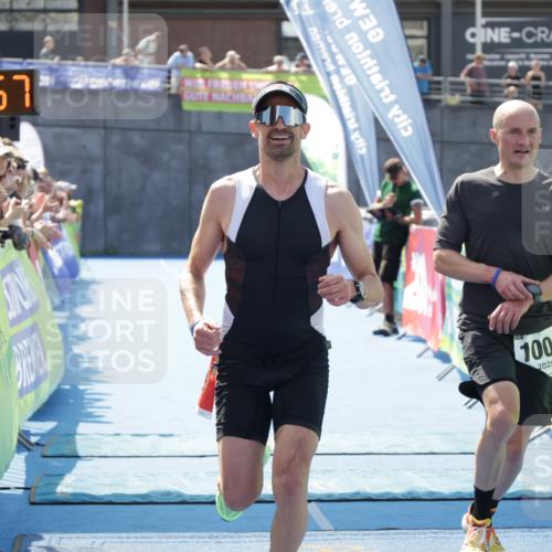 10.08.2025 - GEWOBA Citytriathlon Bremen H.Heesch http://msf.ph/oto/8553296 10.08.2025 13:57:01 Ziel 819, 1006 meine-sportfotos.de