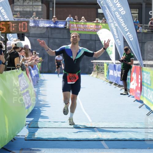 10.08.2025 - GEWOBA Citytriathlon Bremen H.Heesch http://msf.ph/oto/8553306 10.08.2025 13:57:13 Ziel 609 meine-sportfotos.de