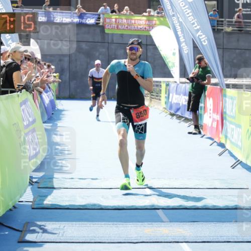 10.08.2025 - GEWOBA Citytriathlon Bremen H.Heesch http://msf.ph/oto/8553316 10.08.2025 13:57:18 Ziel 609, 850 meine-sportfotos.de