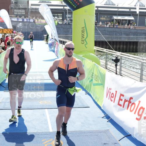 10.08.2025 - GEWOBA Citytriathlon Bremen H.Heesch http://msf.ph/oto/8553320 10.08.2025 15:12:25 Ziel 97, 122, 243 meine-sportfotos.de