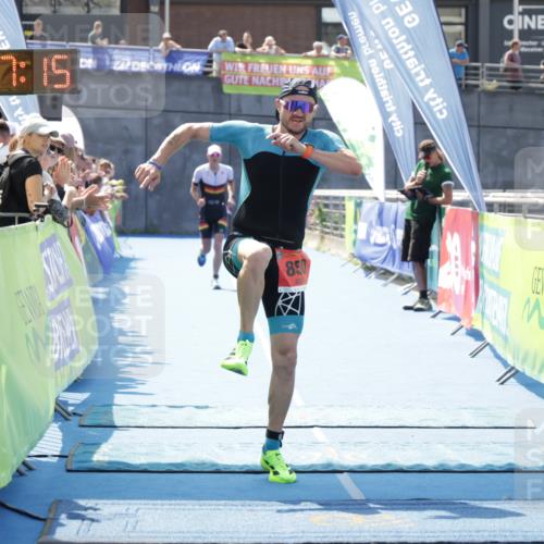 10.08.2025 - GEWOBA Citytriathlon Bremen H.Heesch http://msf.ph/oto/8553322 10.08.2025 13:57:19 Ziel 609, 850, 896 meine-sportfotos.de