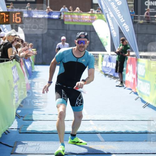 10.08.2025 - GEWOBA Citytriathlon Bremen H.Heesch http://msf.ph/oto/8553330 10.08.2025 13:57:19 Ziel 609, 850, 896 meine-sportfotos.de