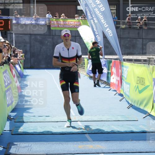 10.08.2025 - GEWOBA Citytriathlon Bremen H.Heesch http://msf.ph/oto/8553333 10.08.2025 13:57:24 Ziel 850, 896 meine-sportfotos.de