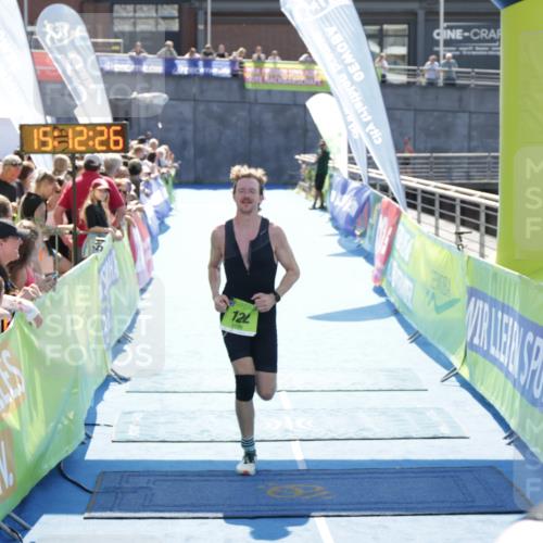10.08.2025 - GEWOBA Citytriathlon Bremen H.Heesch http://msf.ph/oto/8553335 10.08.2025 15:12:30 Ziel 97, 122 meine-sportfotos.de