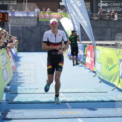 10.08.2025 - GEWOBA Citytriathlon Bremen H.Heesch http://msf.ph/oto/8553337 10.08.2025 13:57:25 Ziel 850, 896 meine-sportfotos.de