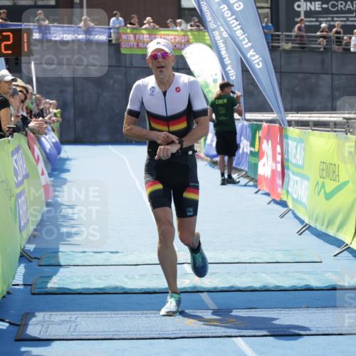 10.08.2025 - GEWOBA Citytriathlon Bremen H.Heesch http://msf.ph/oto/8553342 10.08.2025 13:57:25 Ziel 850, 896 meine-sportfotos.de
