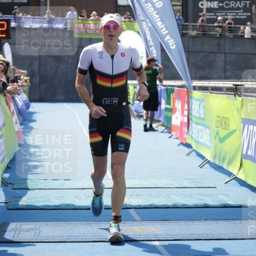 10.08.2025 - GEWOBA Citytriathlon Bremen H.Heesch http://msf.ph/oto/8553344 10.08.2025 13:57:25 Ziel 850, 896 meine-sportfotos.de