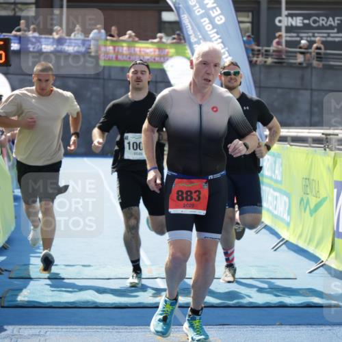 10.08.2025 - GEWOBA Citytriathlon Bremen H.Heesch http://msf.ph/oto/8553352 10.08.2025 13:57:58 Ziel 883, 1007 meine-sportfotos.de