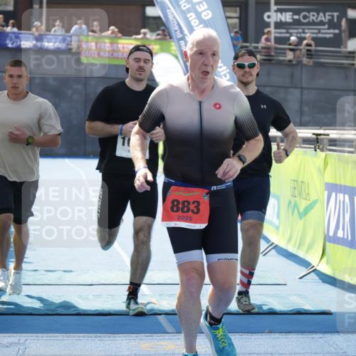 10.08.2025 - GEWOBA Citytriathlon Bremen H.Heesch http://msf.ph/oto/8553355 10.08.2025 13:57:58 Ziel 883, 1007 meine-sportfotos.de