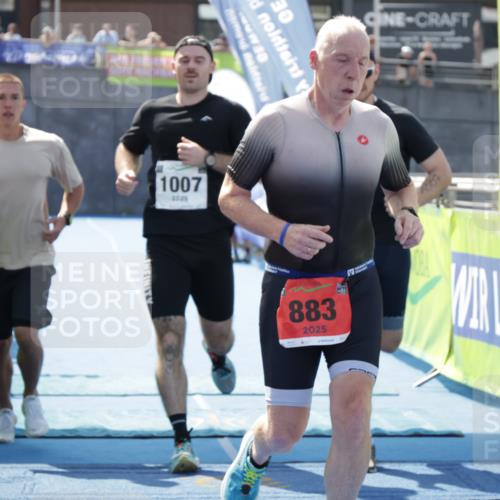 10.08.2025 - GEWOBA Citytriathlon Bremen H.Heesch http://msf.ph/oto/8553357 10.08.2025 13:57:59 Ziel 883, 1007 meine-sportfotos.de