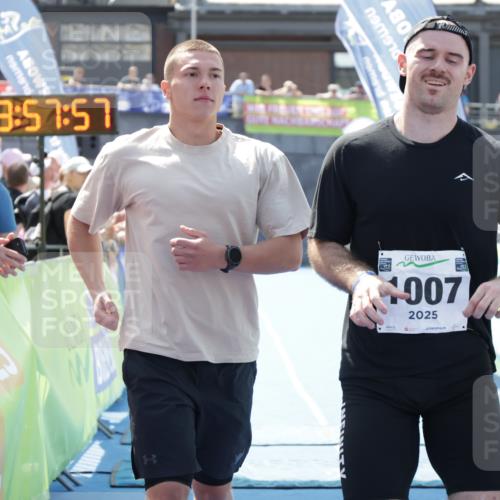 10.08.2025 - GEWOBA Citytriathlon Bremen H.Heesch http://msf.ph/oto/8553359 10.08.2025 13:58:00 Ziel 883, 1007 meine-sportfotos.de