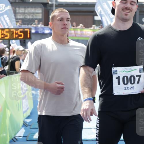 10.08.2025 - GEWOBA Citytriathlon Bremen H.Heesch http://msf.ph/oto/8553362 10.08.2025 13:58:00 Ziel 883, 1007 meine-sportfotos.de