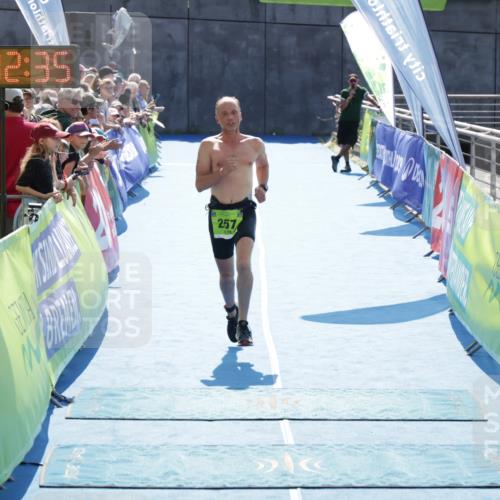 10.08.2025 - GEWOBA Citytriathlon Bremen H.Heesch http://msf.ph/oto/8553372 10.08.2025 15:12:39 Ziel 257 meine-sportfotos.de