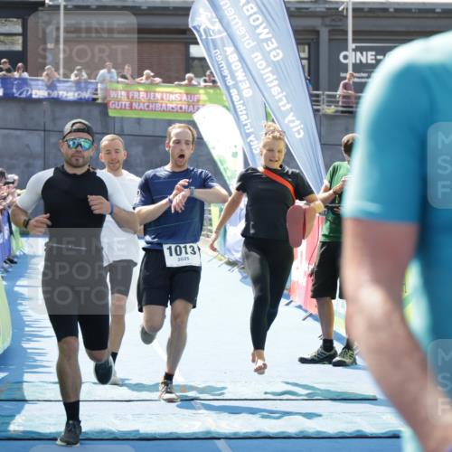 10.08.2025 - GEWOBA Citytriathlon Bremen H.Heesch http://msf.ph/oto/8553439 10.08.2025 13:58:37 Ziel 665, 1013, 1030 meine-sportfotos.de