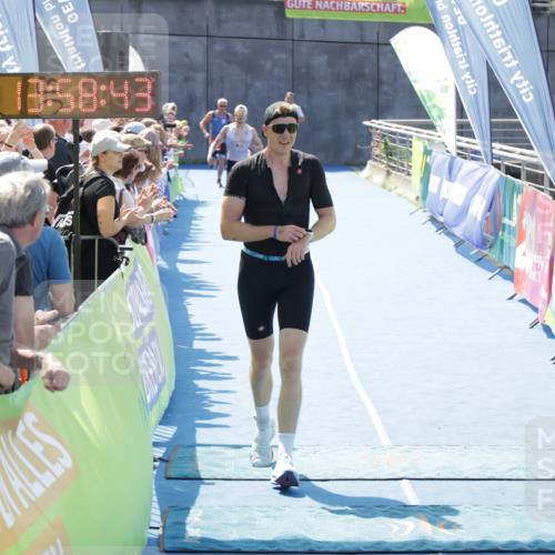 10.08.2025 - GEWOBA Citytriathlon Bremen H.Heesch http://msf.ph/oto/8553453 10.08.2025 13:58:47 Ziel 703, 713 meine-sportfotos.de