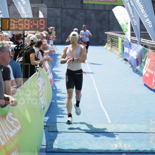 10.08.2025 - GEWOBA Citytriathlon Bremen H.Heesch http://msf.ph/oto/8553468 10.08.2025 13:58:52 Ziel 703, 713 meine-sportfotos.de