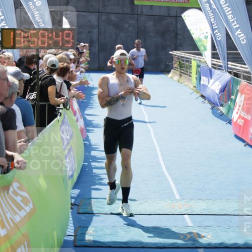 10.08.2025 - GEWOBA Citytriathlon Bremen H.Heesch http://msf.ph/oto/8553471 10.08.2025 13:58:52 Ziel 703, 713 meine-sportfotos.de