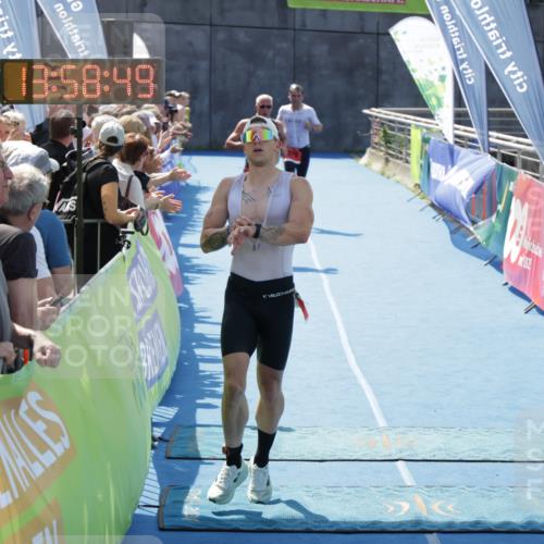 10.08.2025 - GEWOBA Citytriathlon Bremen H.Heesch http://msf.ph/oto/8553474 10.08.2025 13:58:53 Ziel 703, 713, 851 meine-sportfotos.de