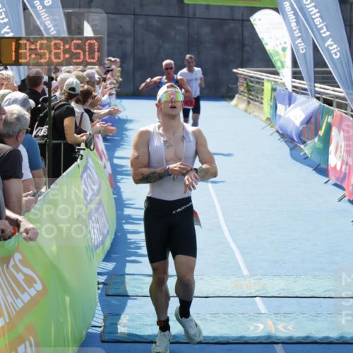 10.08.2025 - GEWOBA Citytriathlon Bremen H.Heesch http://msf.ph/oto/8553477 10.08.2025 13:58:53 Ziel 703, 713, 851 meine-sportfotos.de