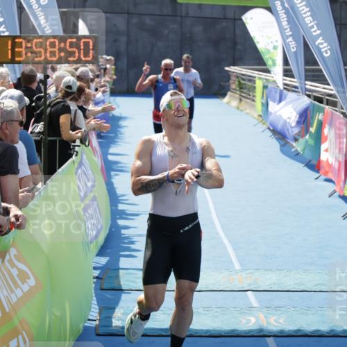 10.08.2025 - GEWOBA Citytriathlon Bremen H.Heesch http://msf.ph/oto/8553480 10.08.2025 13:58:53 Ziel 703, 713, 851 meine-sportfotos.de