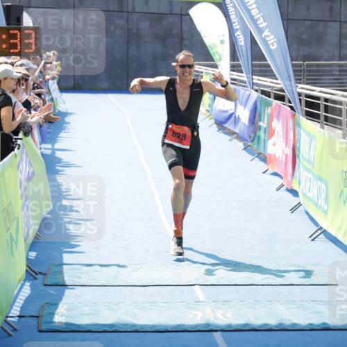 10.08.2025 - GEWOBA Citytriathlon Bremen H.Heesch http://msf.ph/oto/8553528 10.08.2025 13:59:37 Ziel 650, 828, 855 meine-sportfotos.de