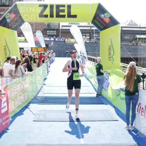 10.08.2025 - GEWOBA Citytriathlon Bremen H.Heesch http://msf.ph/oto/8553533 10.08.2025 15:13:55 Ziel 144, 227 meine-sportfotos.de
