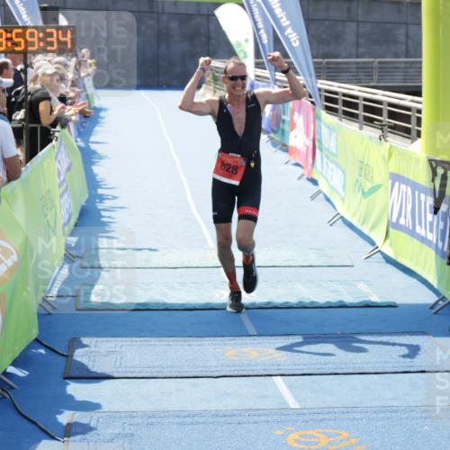 10.08.2025 - GEWOBA Citytriathlon Bremen H.Heesch http://msf.ph/oto/8553539 10.08.2025 13:59:38 Ziel 828, 855 meine-sportfotos.de
