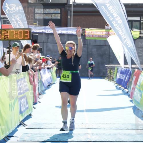 10.08.2025 - GEWOBA Citytriathlon Bremen H.Heesch http://msf.ph/oto/8553568 10.08.2025 15:47:07 Ziel 434, 437 meine-sportfotos.de