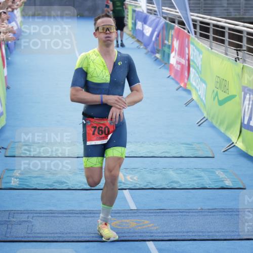 10.08.2025 - GEWOBA Citytriathlon Bremen H.Heesch http://msf.ph/oto/8553574 10.08.2025 14:00:27 Ziel 760 meine-sportfotos.de