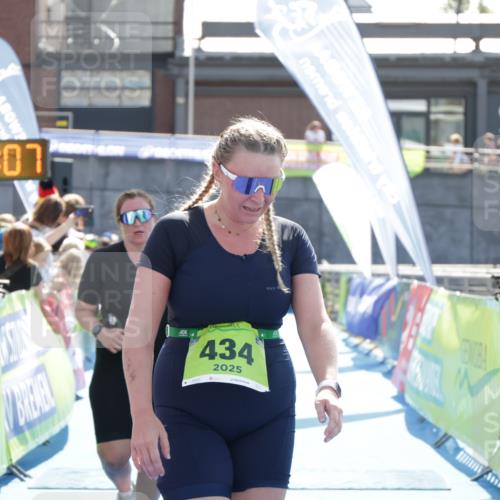 10.08.2025 - GEWOBA Citytriathlon Bremen H.Heesch http://msf.ph/oto/8553585 10.08.2025 15:47:11 Ziel 434, 437 meine-sportfotos.de