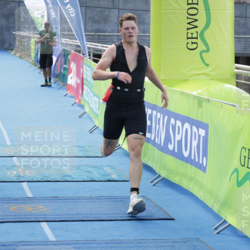 10.08.2025 - GEWOBA Citytriathlon Bremen H.Heesch http://msf.ph/oto/8553587 10.08.2025 14:00:38 Ziel 641, 943 meine-sportfotos.de