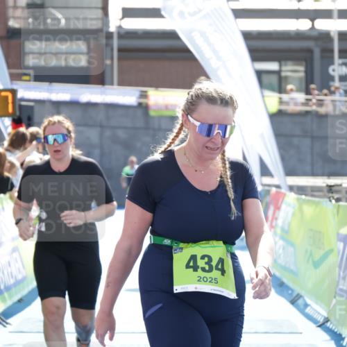 10.08.2025 - GEWOBA Citytriathlon Bremen H.Heesch http://msf.ph/oto/8553588 10.08.2025 15:47:11 Ziel 434, 437 meine-sportfotos.de