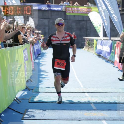 10.08.2025 - GEWOBA Citytriathlon Bremen H.Heesch http://msf.ph/oto/8553627 10.08.2025 14:01:14 Ziel 565, 1026 meine-sportfotos.de
