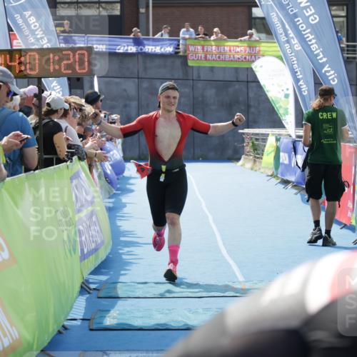 10.08.2025 - GEWOBA Citytriathlon Bremen H.Heesch http://msf.ph/oto/8553636 10.08.2025 14:01:23 Ziel 565, 574 meine-sportfotos.de