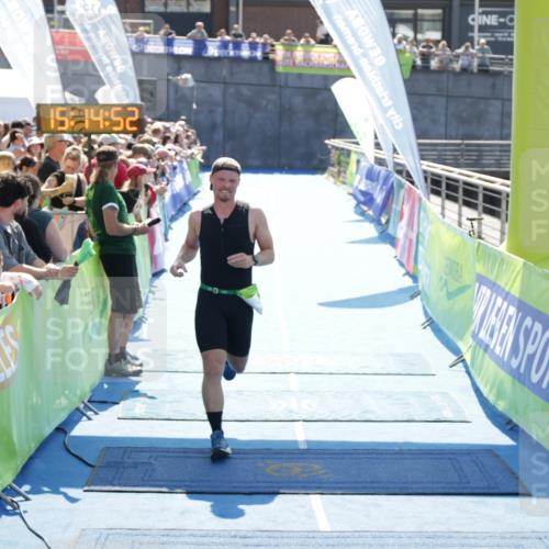 10.08.2025 - GEWOBA Citytriathlon Bremen H.Heesch http://msf.ph/oto/8553650 10.08.2025 15:14:56 Ziel 48 meine-sportfotos.de