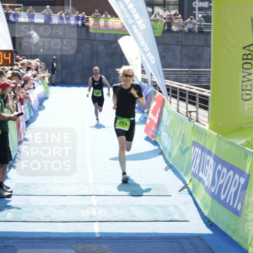 10.08.2025 - GEWOBA Citytriathlon Bremen H.Heesch http://msf.ph/oto/8553672 10.08.2025 15:15:08 Ziel 186, 254 meine-sportfotos.de
