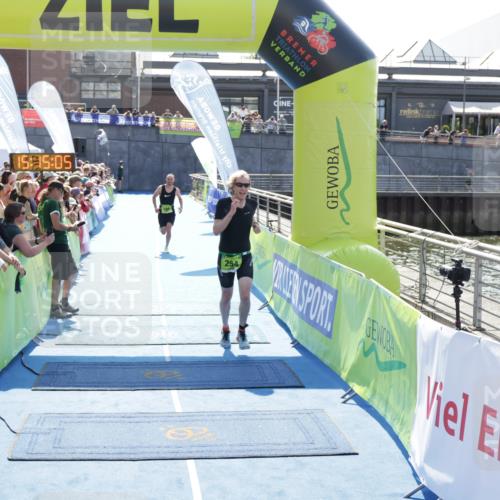 10.08.2025 - GEWOBA Citytriathlon Bremen H.Heesch http://msf.ph/oto/8553681 10.08.2025 15:15:09 Ziel 186, 254 meine-sportfotos.de
