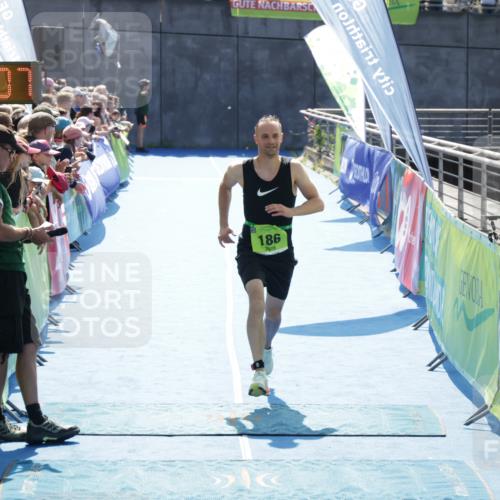 10.08.2025 - GEWOBA Citytriathlon Bremen H.Heesch http://msf.ph/oto/8553684 10.08.2025 15:15:11 Ziel 186, 254 meine-sportfotos.de