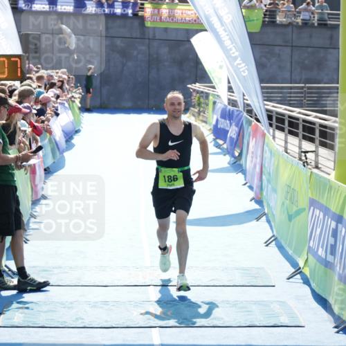 10.08.2025 - GEWOBA Citytriathlon Bremen H.Heesch http://msf.ph/oto/8553687 10.08.2025 15:15:11 Ziel 186, 254 meine-sportfotos.de